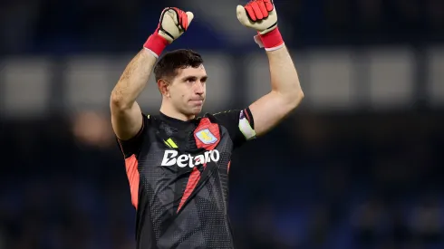 Com o PSG invicto na temporada e o Villa embalado por uma goleada, o duelo ganha ainda mais tensão com a presença do polêmico goleiro Emiliano Martinez, que espera uma recepção hostil no Parc des Princes. (Foto por Carl Recine/Getty Images)