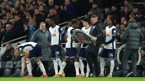 Com desempenho oscilante na Premier League e uma cláusula de compra de €60 milhões, o clube londrino adiará a decisão sobre seu futuro. Enquanto isso, o Bayern aguarda uma definição para planejar sua próxima temporada. (Foto por Alex Pantling/Getty Images)