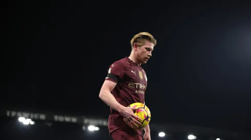 Comparado a Kevin De Bruyne, o jogador atrai interesse de outros clubes da Premier League, mas sua lesão pode influenciar as negociações. (Foto por Alex Pantling/Getty Images)