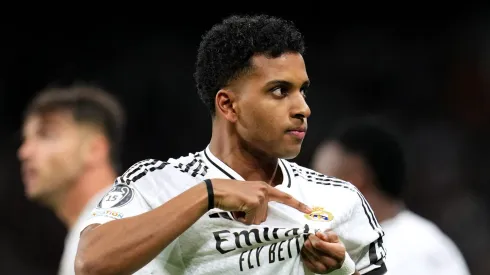 Rodrygo tem função de deixar Vini Jr e Mbappé livres no ataque. Foto: Aitor Alcalde/Getty Images