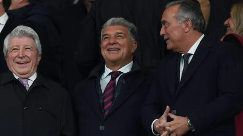 Durante encontro com fãs na base do clube, Joan Laporta reforça o compromisso com o futuro do Barcelona e valoriza a conexão com a torcida, mesmo diante de sonhos ousados e desafios financeiros. (Foto de Angel Martinez/Getty Images)