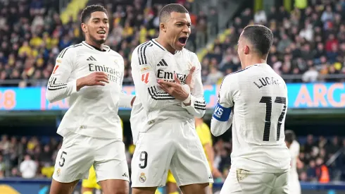 Bellingham, Mbappé e Lucas Vázquez comemorando gol do Real Madrid. Foto: Aitor Alcalde