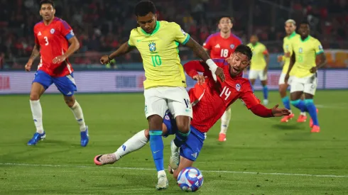Rodrygo e Felipe Loyola em jogo de Chile x Brasil. Foto: Marcelo Hernandez