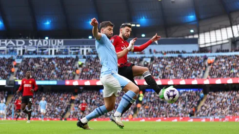 Ruben Dias e Bruno Fernandes em jogo entre Manchester United e Manchester City