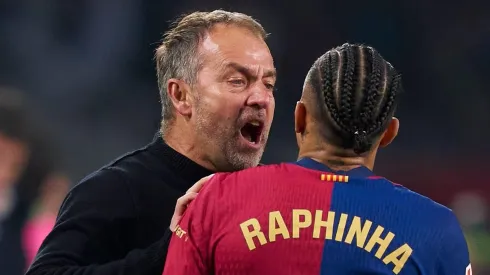 Após o empate com o Real Betis, o atacante Raphinha protagonizou uma cena tensa com o goleiro Ter Stegen, revelando o clima de pressão vivido no Barcelona. Foto: Divulgação/Twitter