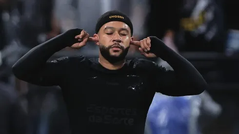 Após brilhar na goleada do Corinthians, Memphis Depay não poupou críticas ao VAR e à nova regra da CBF que pune o movimento de "subir na bola". Foto Ettore ChiereguiniAGIF
