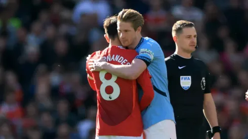 Kevin De Bruyne e Bruno Fernandes em partida do Manchester United e Manchester City