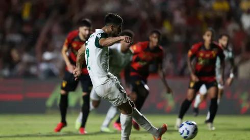Em desabafo sincero, o ex-goleiro Marcos lamenta a marcação de um pênalti controverso que garantiu a vitória do Palmeiras sobre o Sport e denuncia a falta de critério da arbitragem brasileira. Foto Marlon CostaAGIF
