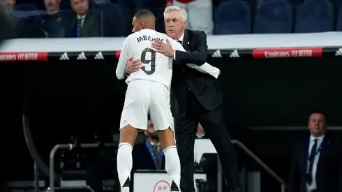Mbappé e Ancelotti juntos em jogo do Real Madrid. Foto: Angel Martinez