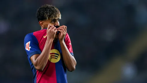 Lamine Yamal em campo pelo Barcelona (Photo by Judit Cartiel/Getty Images)