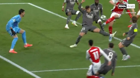 Momento do lance que o VAR chamou o árbitro para possível pênalti para o Arsenal. Foto: Reprodução TV
