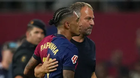 Às vésperas do confronto entre Barcelona e Borussia Dortmund pela Liga dos Campeões, Hansi Flick fala sobre a condição de Raphinha, evita polêmicas e demonstra respeito pelo adversário e pelo técnico Nico Kovac, projetando um embate intenso e equilibrado em Montjuïc. (Foto de Alex Caparros/Getty Images)
