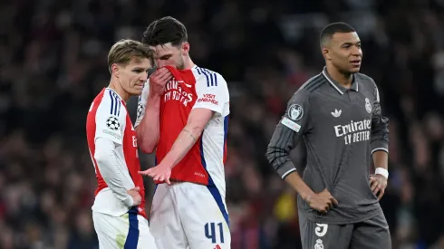 Martin Odegaard deixa cobrança de falta para Declan Rice. Foto: Shaun Botterill/Getty Images