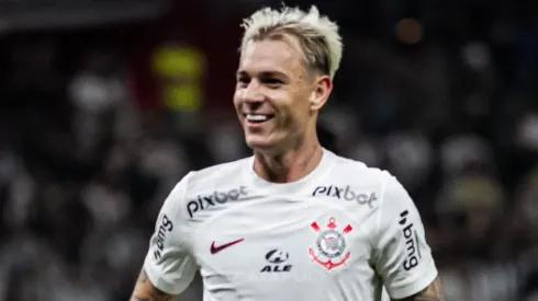 Torcida do Palmeiras discute volta de Roger Guedes. Foto: Fernando Moreno/AGIF