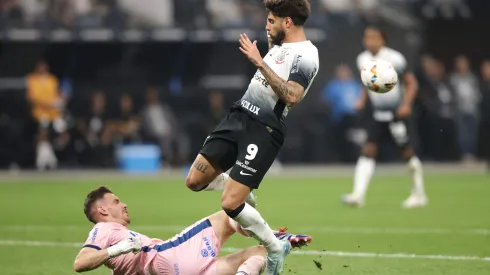 Yuri Alberto e João Ricardo em jogo da Sul-americana. Foto: Alexandre Schneider