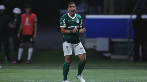 Vitor Roque está sendo criticado por desempenho no Palmeiras.