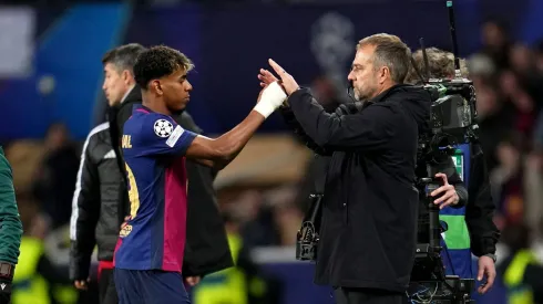 Lamine Yamal e Hansi Flick se cumprimentam. Foto: Aitor Alcalde/Getty Images