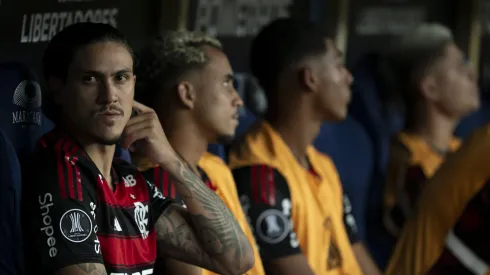 Pedro jogador do Flamengo no banco de reservas antes da partida contra o Córdoba no estádio Maracanã