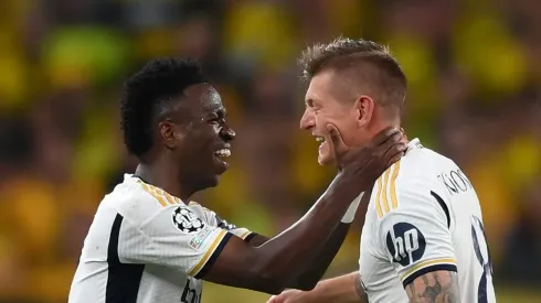 Vini Jr e Kroos se abraçam no Real Madrid. Foto: Justin Setterfield/Getty Images