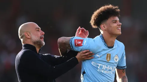 Guardiola encontra solução para jogar em 4 posições diferentes. Foto: Alex Pantling/Getty Images