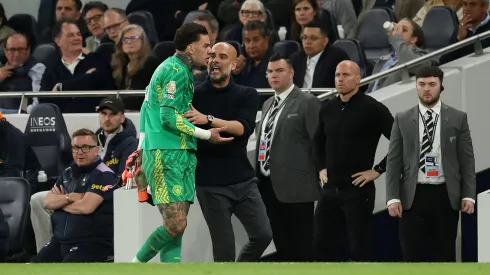 Guardiola e Ederson em duelo do City. (Photo by Julian Finney/Getty Images)