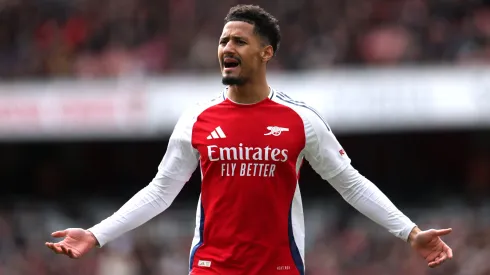 Saliba é destaque no elenco do Arsenal (Photo by Alex Pantling/Getty Images)