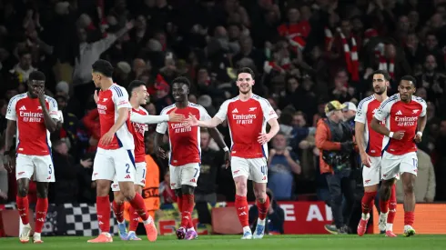 A classificação do Arsenal sobre o Real Madrid garantiu à Premier League uma vaga extra na próxima Champions League. Com isso, o quinto colocado também se classificará, aquecendo ainda mais a disputa por posições e podendo levar até sete clubes ingleses à competição. (Foto de Justin Setterfield/Getty Images)