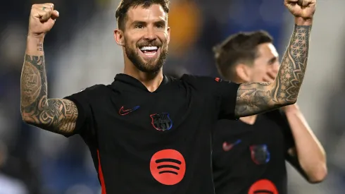 Em um jogo tenso decidido nos acréscimos, o técnico Hansi Flick comemorou uma defesa como se fosse gol: o corte decisivo de Iñigo Martínez garantiu o 1 a 0 fora de casa e manteve o Barcelona na briga pelo título da LaLiga. (Foto de Denis Doyle/Getty Images)