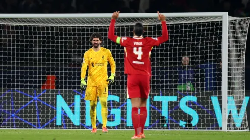 Van Dijk e Alisson em campo (Photo by Julian Finney/Getty Images)