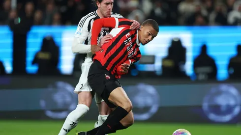 Com Bayern e Leverkusen de olho no zagueiro, a escolha do defensor pode redefinir os rumos de sua carreira e seu futuro na seleção alemã. (Foto de Yasser Bakhsh/Getty Images)