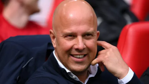 Slot quer Isak ao lado de Salah em 2025.