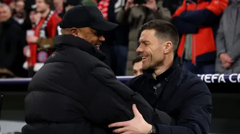 Kompany e Xabi Alonso juntos em jogo do Campeonato Alemão. Foto: Alex Grimm