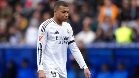 Mbappé deixando campo após expulsão. Foto: Juan Manuel Serrano Arce