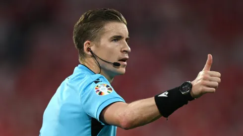 Árbitro é colocado em xeque na Champions League. Foto: Clive Mason/Getty Images