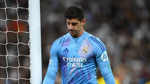 Courtois defende pĂȘnalti de Saka em Real Madrid x Arsenal na Champions.