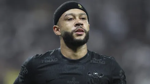 Memphis Depay vai contra a torcida do Corinthians e aponta culpado pelos gols sofridos.  (Photo by Alexandre Schneider/Getty Images)