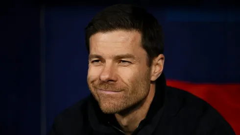 Xabi Alonso em jogo do Bayer contra o Atlético de Madrid pela Champions League. O clube acertou destaque do futebol alemão. Foto: Denis Doyle