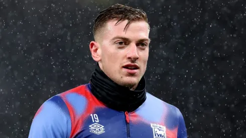 Liam Delap, alvo do Chelsea (Photo by Alex Livesey/Getty Images)