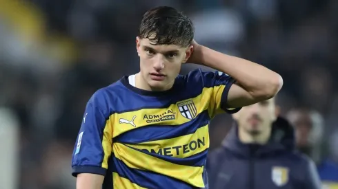 Com contrato até 2029, o jovem defensor pode protagonizar uma das principais transferências da próxima janela. (Foto de Timothy Rogers/Getty Images)
