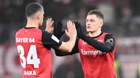 Granit Xhaka e Wirtz durante jogo do Bayer Leverkusen