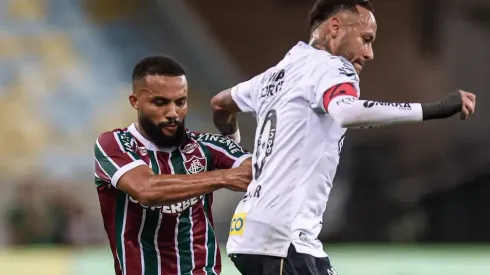 Samuel Xavier e Neymar em disputa de bola (Foto: Lucas Merçon/Fluminense FC)