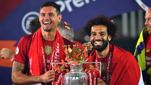Dejan Lovren e Salah com o troféu da Premier League