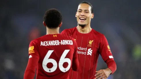 Alexander-Arnold e Van Dijk em campo (Photo by Alex Pantling/Getty Images)