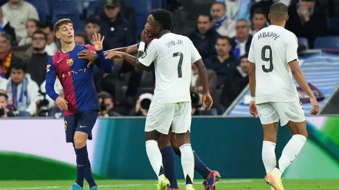 Vini Jr. e Gavi discutindo em jogo de Real Madrid x Barcelona. Foto: Martinez