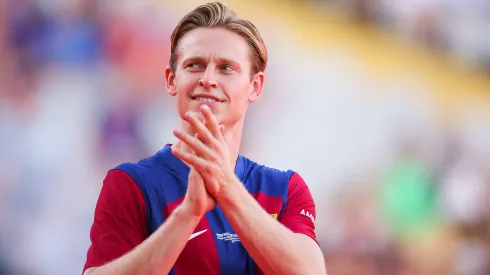 Frenkie De Jong aplaudindo a torcida do Barcelona. Meia pode ser negociado. Foto: Eric Alonso