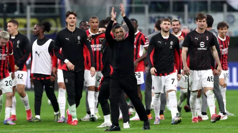 Sergio Conceição, técnico do Milan, agradece aos torcedores após a semifinal da Coppa Italia entre Inter de Milão e Milan, no Estádio Giuseppe Meazza, em 23 de abril de 2025, em Milão, Itália. (Foto de Marco Luzzani/Getty Images)