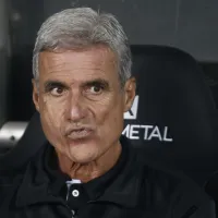 Corinthians alinha base salarial com Luis Castro enquanto aguarda Dorival Júnior