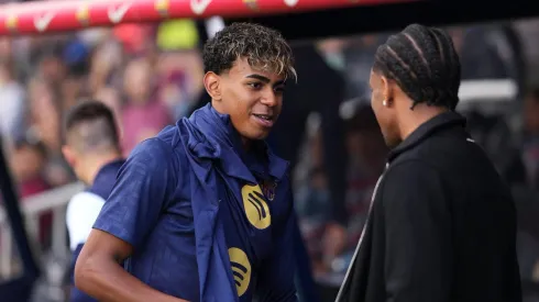 Lamine Yamal conversa com jogador do Barcelona. Foto: Alex Caparros/Getty Images