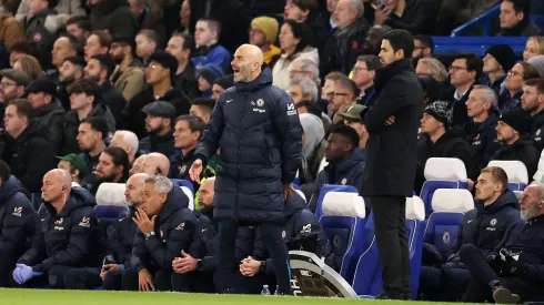 Enzo Maresca e Mikel Arteta em jogo de Chelsea x Arsenal. Foto: Ryan Pierse/Getty Images