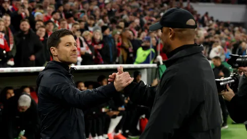Treinadores Kompany e Xabi Alonso antes de jogo. Foto: Alexander Hassenstein/Getty Images